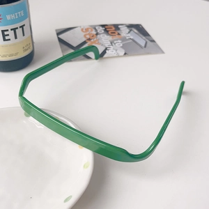 Vue détaillée du serre-tête carré vert foncé avec une finition en résine lisse