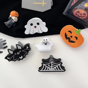 Détail de pinces à cheveux Halloween avec fantôme, citrouille, chauve-souris et araignée