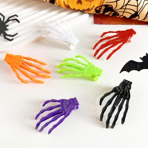 Vue macro de pinces à cheveux main de squelette réalistes en plusieurs couleurs pour Halloween