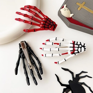 Vue détaillée des pinces à cheveux main de squelette d'Halloween en rouge et noir