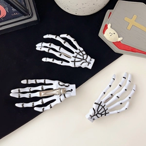 Détail des pinces à cheveux main de squelette blanches avec fermoirs métalliques pour Halloween