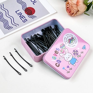 Scatola rosa con 50 forcine nere per capelli per lo styling e accessori femminili