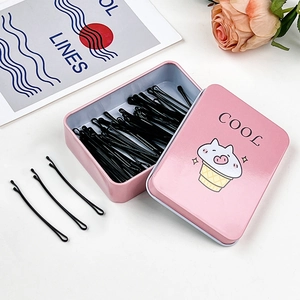 Scatola rosa con gatto carino e mollette per capelli in metallo nero per ragazze
