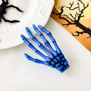 Détail de la pince à cheveux main de squelette bleue pour fête d'Halloween gothique