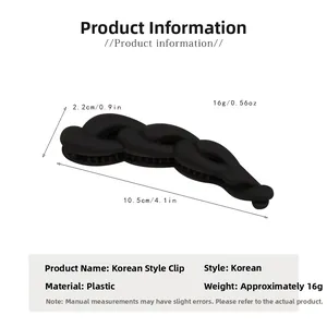 Dettaglio di un fermaglio a banana nero opaco con lunghezza 10,5 cm e design a treccia