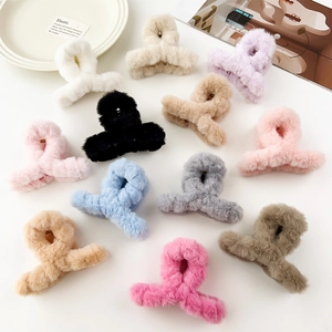 Pince à Cheveux en Peluche Simple Automne Hiver Femmes Élégante Croisée Fausse Fourrure Pince Crabe Accessoires Cheveux