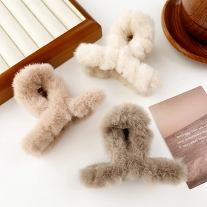 Pinces à cheveux minimalistes en peluche crème et kaki avec texture douce en fausse fourrure