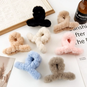 Vue à plat de plusieurs pinces à cheveux en peluche colorées pour l'automne et l'hiver