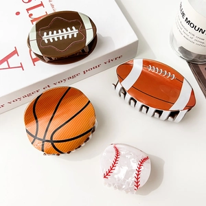 Detalle de pinzas para el cabello con forma de balones de rugby y baloncesto