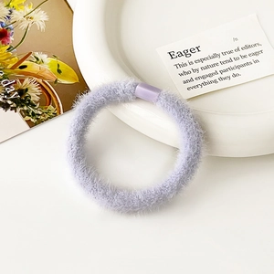 Vista dettagliata di un morbido elastico in peluche viola chiaro su un vassoio bianco