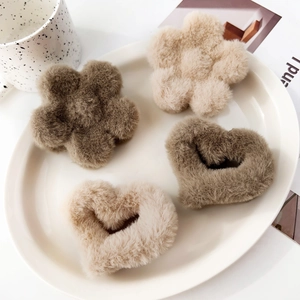 Pinze per capelli in peluche a cuore e fiore beige e kaki per acconciature autunno