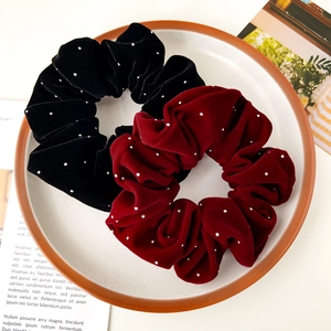 Chouchous en velours avec strass brillants dans les tons noir et rouge foncé