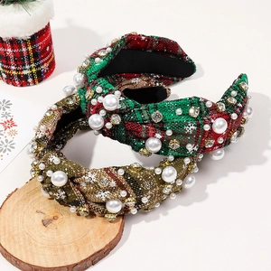 Détail d'un serre-tête de Noël avec perles blanches, strass et motifs de flocons de neige