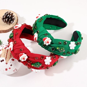 Serre-têtes de Noël noués avec strass, Père Noël et sapin sur un fond festif de vacances