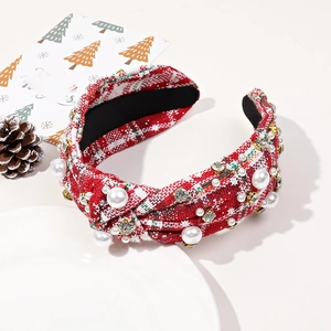 Détail du serre-tête de Noël à carreaux rouges avec strass brillants et perles