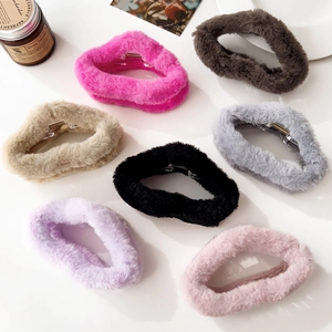 Elegant Plush Cloud Hair Claw Clip Large Size Soft Faux Fur Shark Clip For Women Winter Autumn Commute Hair Accessories