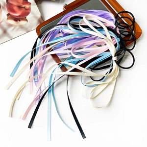 Détail de chouchous avec rubans colorés et bandes élastiques en tons pastels variés