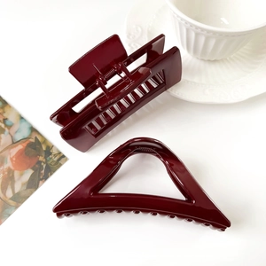 Pinces à cheveux rectangulaires et triangulaires rouge foncé avec finition brillante