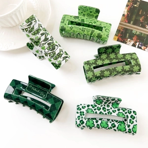 Détail de pinces à cheveux St. Patrick avec motifs de trèfles verts et damier tendance