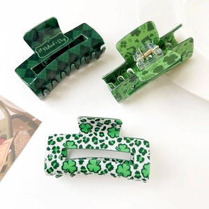 Détail de pinces à cheveux St. Patrick avec des trèfles verts et des ressorts métalliques