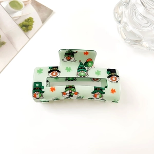 Détail de la pince à cheveux Saint-Patrick avec motifs de lutins verts et de trèfles