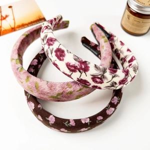 Lot de trois serre-têtes rembourrés à fleurs en tissu rose, crème et marron texturé