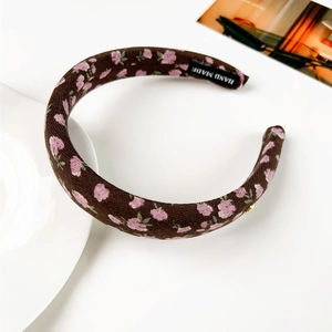 Détail d'un serre-tête vintage fait main avec motif floral et rembourrage épais