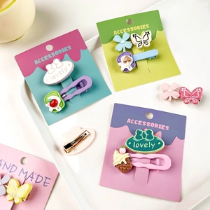 Détail des barrettes papillon macaron et charmes en résine sur cartes faites à la main