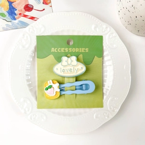 Détail de pinces à cheveux papillon et pain grillé mignonnes sur assiette blanche