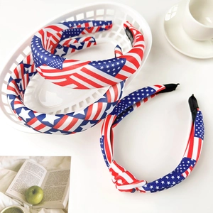 Détail de serre-têtes drapeau USA avec tissu noué et étiquette intérieure faite main