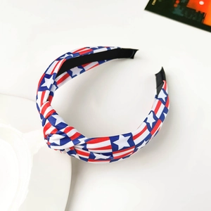 Détail du serre-tête noué avec drapeau américain et texture classique à rayures et étoiles