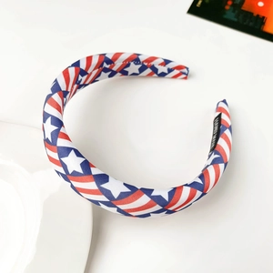 Détail de l'étiquette HAND MADE noire à l'intérieur du bandeau noué drapeau américain