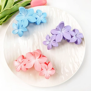 Tre fermagli per capelli con fiori sfumati in blu, viola e rosa con finitura opaca
