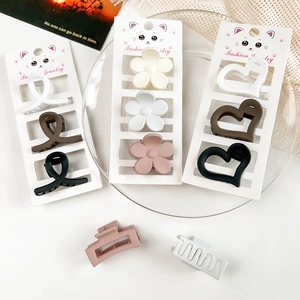 Lot de 3 petites pinces à cheveux creuses présentées sur un carton cadeau élégant