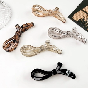 Pince à Cheveux Banane Nœud Style Coréen pour Femmes Résine Torsadée Forme de Cœur Accessoire de Cheveux Élégant