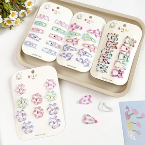 Vue détaillée des barrettes BB colorées macaron sur cartes de marque pour enfants