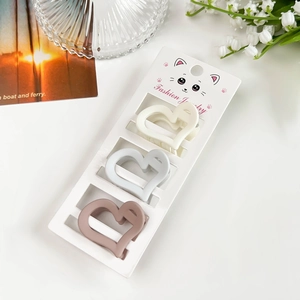Lot de trois pinces à cheveux en forme de cœur en beige, bleu et rose au fini mat