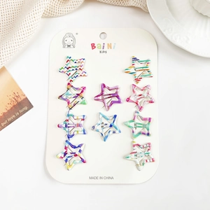 Détail d'un lot de 10 barrettes en forme d'étoile colorée pour enfants sur carte