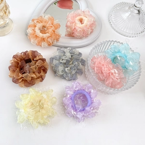 Detail von bunten Organza-Haargummis in Pastelltönen auf weißem dekorativem Hintergrund