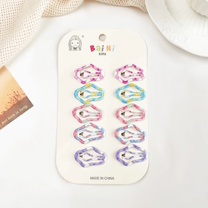 Détail de 10 barrettes colorées à carreaux pour filles sur une carte de présentation
