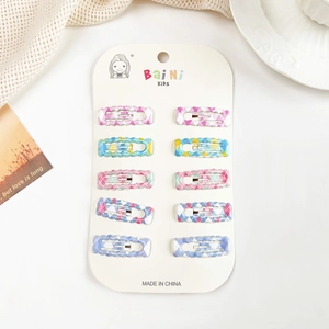 Détail de dix barrettes BB à carreaux colorés pour filles sur une carte de présentation