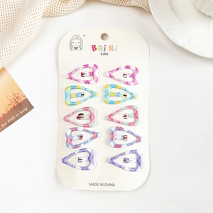 Détail lot de 10 barrettes cheveux cœur à carreaux sur carte de présentation enfant