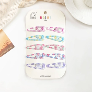 Vue détaillée de 10 barrettes BB colorées en métal pour enfants sur une carte
