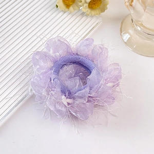 Detail von hellviolettem Organza-Kamelien-Haargummi mit weißen Federakzenten