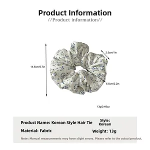 Dimensions du chouchou floral avec diamètre de 14,5 cm en tissu blanc à fleurs bleues