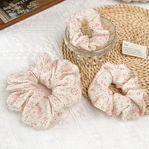 Lot de trois chouchous à fleurs en tissu crème avec motifs roses pour la coiffure