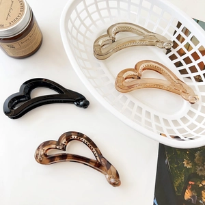 Detailed set of four acrylic banana clips in black, amber, and tortoiseshell patterns