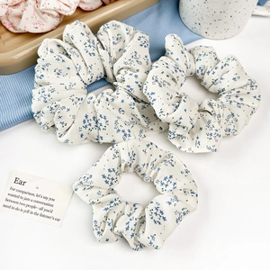 Lot de trois chouchous à fleurs bleues sur tissu blanc au style coréen