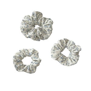 Lot de trois chouchous à fleurs avec motifs bleus sur tissu beige élégant