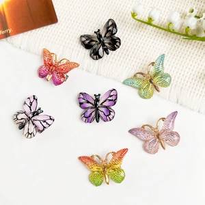 Détail de barrettes papillon aux couleurs dégradées avec diverses textures et motifs variés